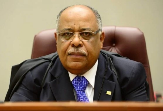 Benedito Goncalves olhando sério 
