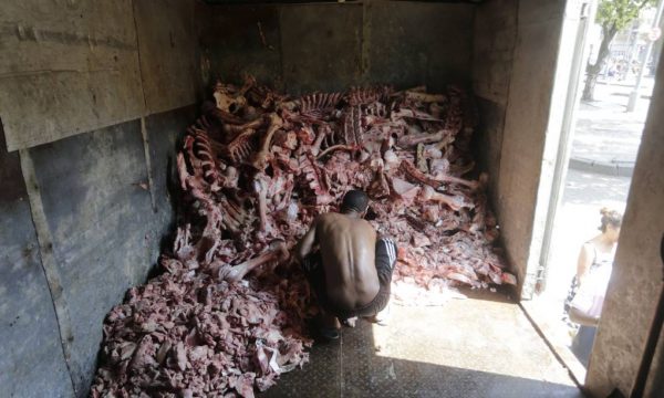 No Rio, moradores da Glória recorrem a restos de carne
