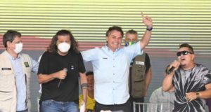 Daniel da Açaí, de máscara, abraçado com Jair Bolsonaro durante evento em São Mateus