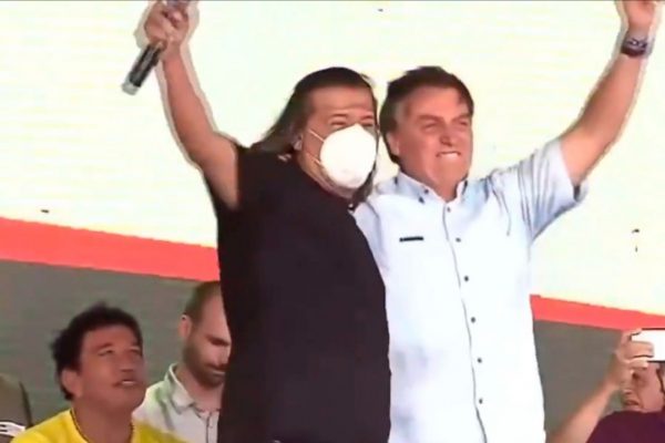 Daniel da Açaí abraçado com Jair Bolsonaro em São Mateu