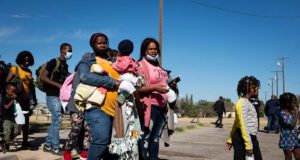 Mulheres migrantes com seus filhos nos EUA