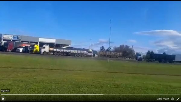 Imagens de caminhões parados em Três Cachoeiras, no Rio Grande do Sul