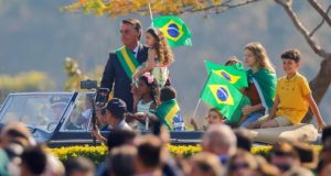 Bolsonaro carrega criança em ato golpista