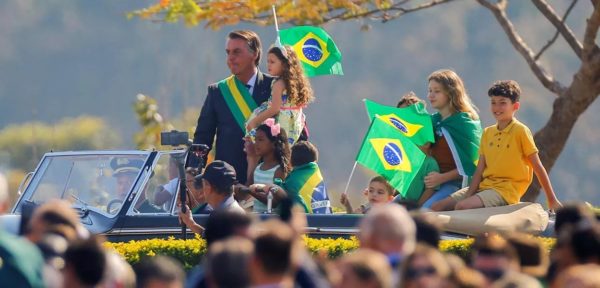 Bolsonaro carrega criança em ato golpista