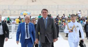 Bolsonaro sobre a rampa do Planaldo acompanhado de apoiadores