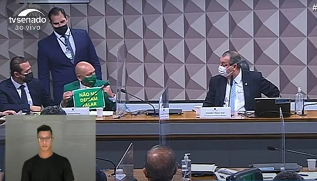 Hang provoca senadores com placa não me deixam falar