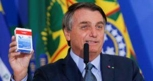 Bolsonaro com caixa de cloroquina na mão