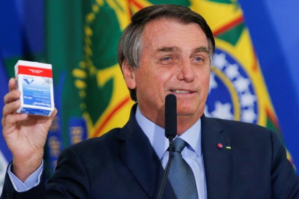 Bolsonaro com caixa de cloroquina na mão