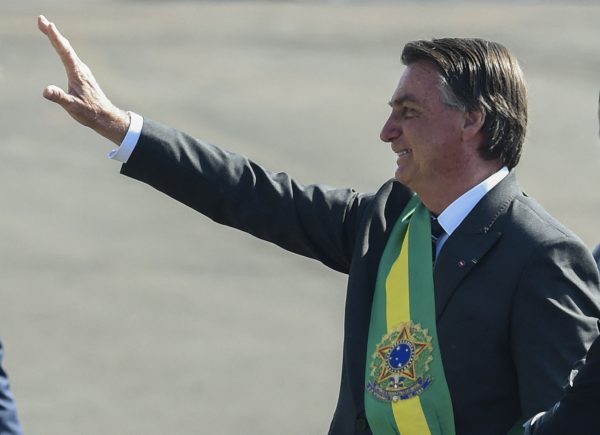 Bolsonaro acena com faixa presidencial