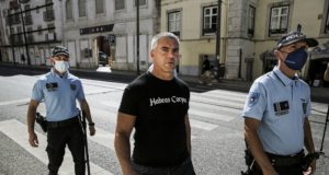 Rui Fonseca e Castro escoltado por policiais