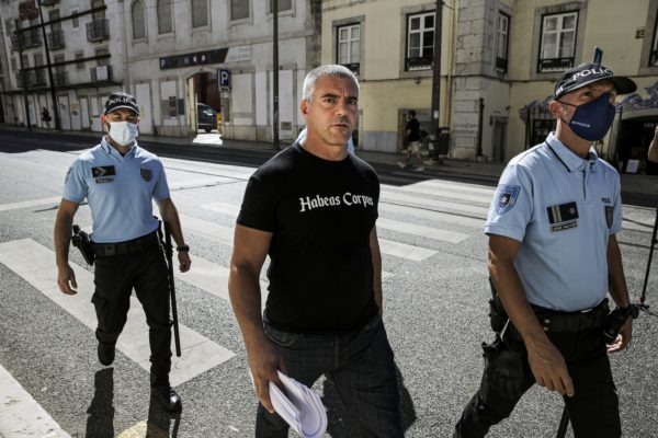 Rui Fonseca e Castro escoltado por policiais