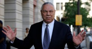 Colin Powell de braços abertos