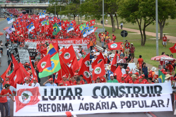 MST faz manifestação por reforma agrária