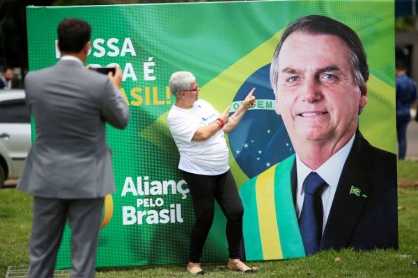 Bolsonarista faz arminha com a mão