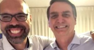 Allan dos Santos e Bolsonaro, abraçados e sorrindo na selfie