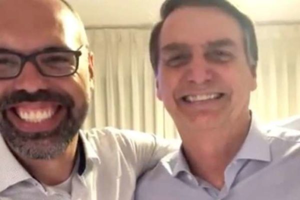 Allan dos Santos e Bolsonaro, abraçados e sorrindo na selfie