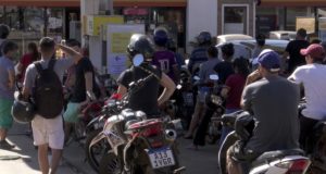 Brasileiros abastecem na Argentina
