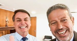 Jair Bolsonaro e Arthur Lira sorrindo em foto juntos