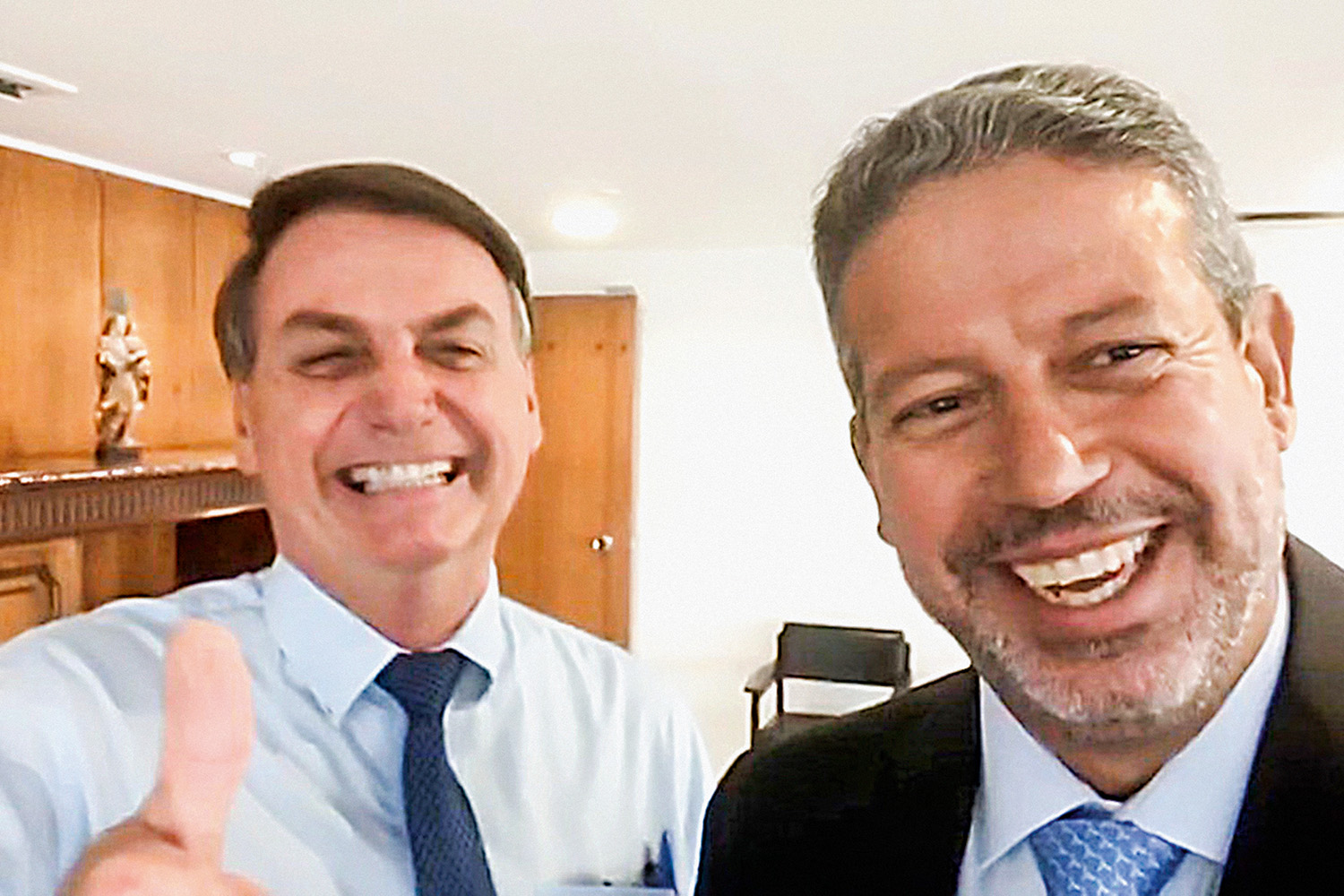 Jair Bolsonaro e Arthur Lira sorrindo em foto juntos