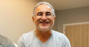 Edmilson Rodrigues sorri