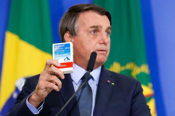 Bolsonaro segura caixa de cloroquina. Foto: Caroline Antunes/Fotos Públicas