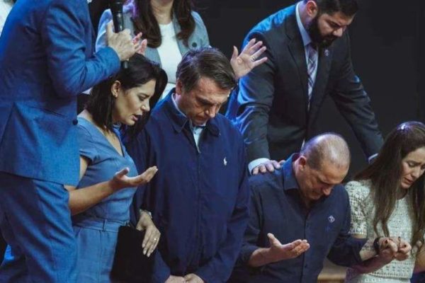 Jair Bolsonaro em culto