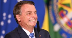 Bolsonaro rindo