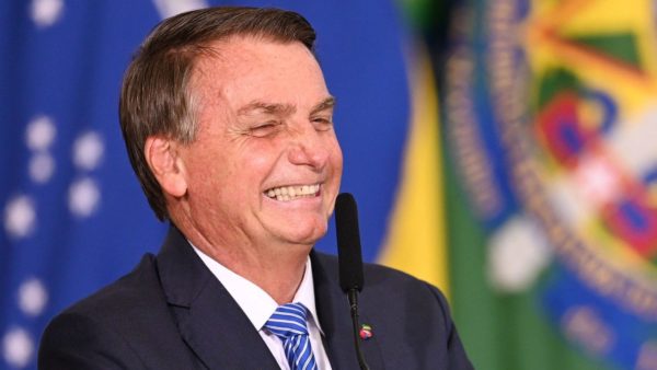 Bolsonaro rindo