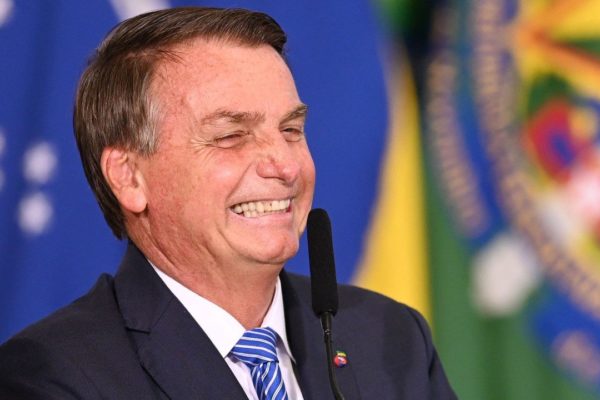 Bolsonaro rindo