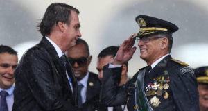 Bolsonaro tentando cumprimentar general das Forças Armadas
