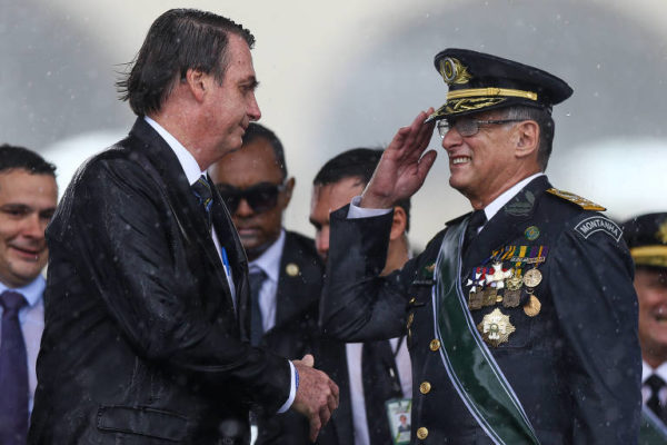 Bolsonaro tentando cumprimentar general das Forças Armadas