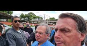 Bolsonaro e Guedes andando perto de pessoas