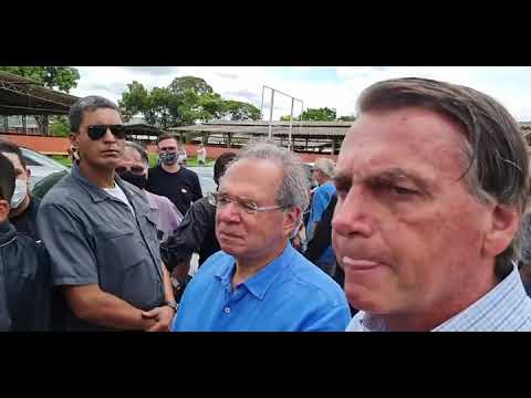 Bolsonaro e Guedes andando perto de pessoas