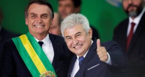 Bolsonaro e Marcos Pontes juntos e sorrindo