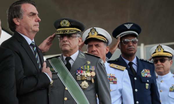 Jair Bolsonaro e os militares. Foto: Presidência da República