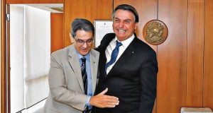 Roberto Jefferson abraçado Bolsonaro