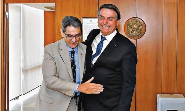 Roberto Jefferson, do PTB, abraçado Bolsonaro