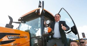 Bolsonaro acena de um trator