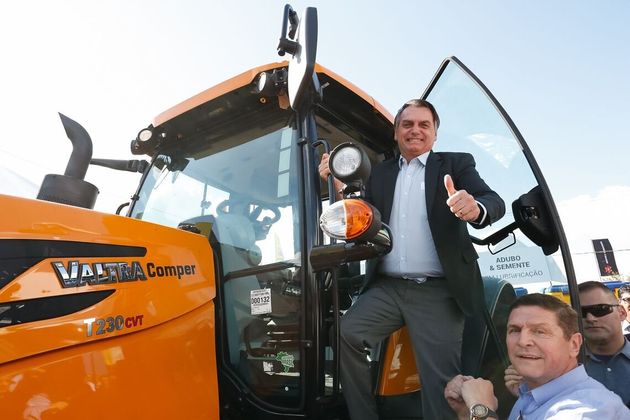 Bolsonaro acena de um trator