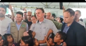 Jair Bolsonaro expõe crianças refugiadas em Roraima. Imagem: Reprodução