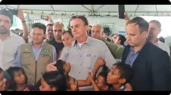 Jair Bolsonaro expõe crianças refugiadas em Roraima. Imagem: Reprodução