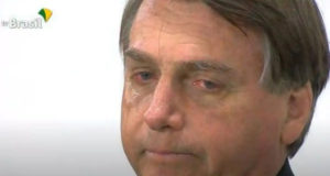 Bolsonaro chorando e com olhar decepcionado.