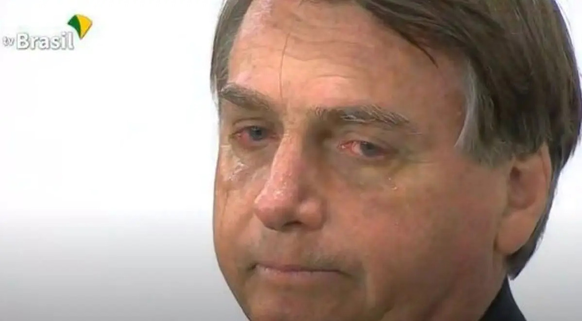 Bolsonaro chorando e com olhar decepcionado.