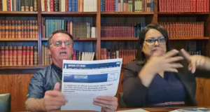 Bolsonaro lendo jornal
