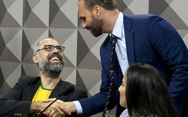 Allan dos Santos cumprimenta Eduardo Bolsonaro