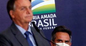 Ciro Nogueira observa Bolsonaro