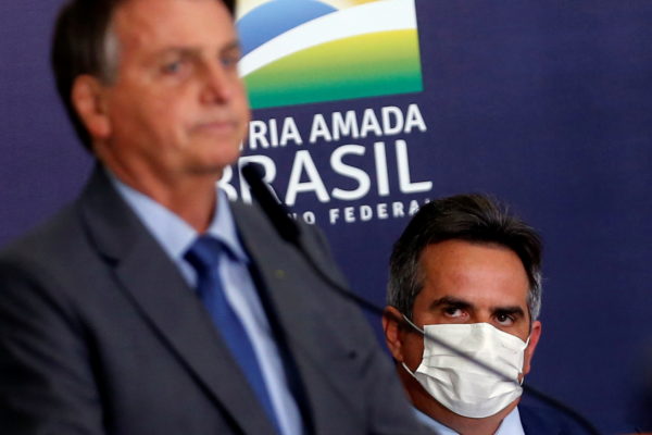 Ciro Nogueira observa Bolsonaro
