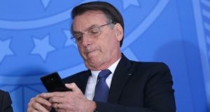 O presidente Jair Bolsonaro (PL) no celular.