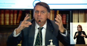 Bolsonaro em live cheia de fake news contra as urnas