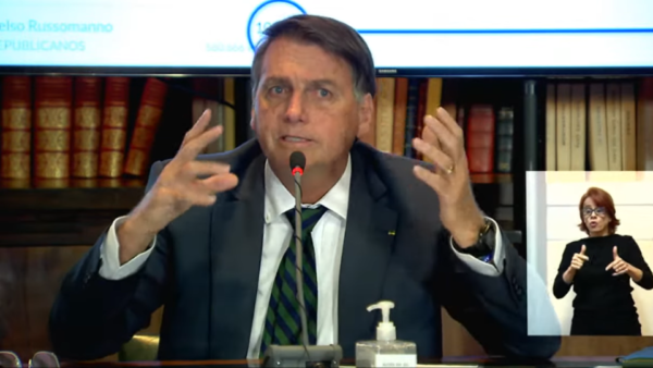 Bolsonaro em live cheia de fake news contra as urnas